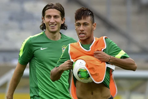 Luis Filipe "dạy" Neymar lừa bóng trong buổi tập của Brazil