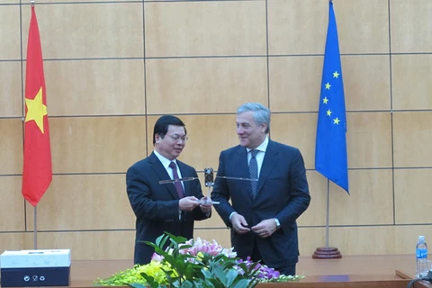 Bộ trưởng Vũ Huy Hoàng tặng quà lưu niệm cho ông Antonio Tajani, Phó Chủ tịch Ủy ban Châu Âu (EC) (Ảnh: Đức Duy/Vietnam+)