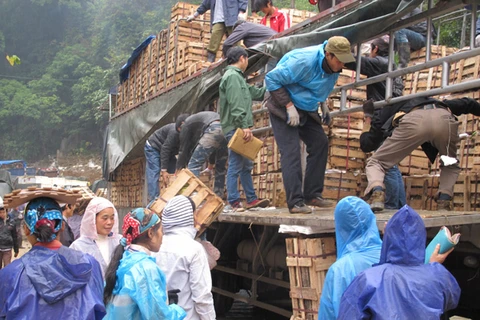 Cư dân biên giới tỉnh Lạng Sơn đang thực hiện mua bán trao đổi hàng hóa (Ảnh: Đức Duy/Vietnam+)