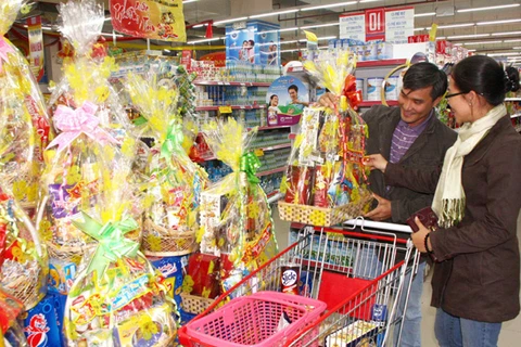 Các siêu thị chuẩn bị hàng hóa phục vụ mua sắm Tết (Ảnh: TTXVN)