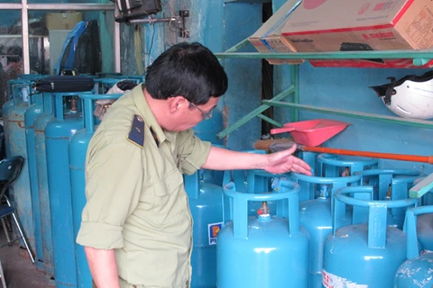Lực lượng Quản lý thị trường Hà Nội đang kiểm tra việc tuân thủ pháp luật của các doanh nghiệp kinh doanh gas (Ảnh: Đức Duy/Vietnam+)