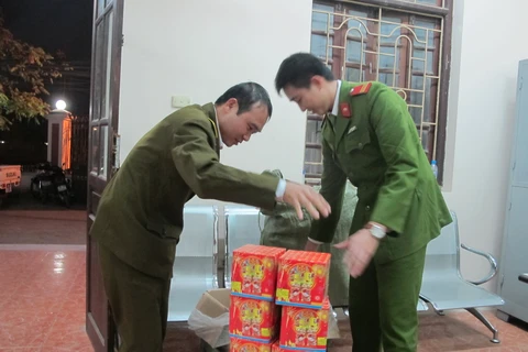 Đội Cảnh sát kinh tế công an quận Thanh Xuân và Đội Quản lý thị trường số 11 đang cân số pháo hoa nổ nhập lậu (Ảnh: Đức Duy/Vietnam+)