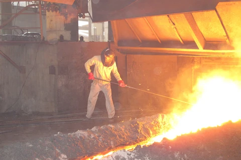 Công nhân luyện thép tại nhà máy của Công ty Cổ phần thép Hòa Phát (Ảnh: Đức Duy/Vietnam+)