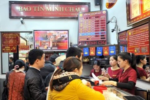 Khách hàng đang giao dịch vàng miếng tại hệ thống Bảo Tín Minh Châu (Ảnh: btmc.vn)