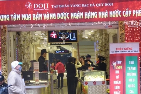 Khách hàng đang giao dịch vàng miếng tại hệ thống DOJI (Ảnh: Đức Duy/Vietnam+)