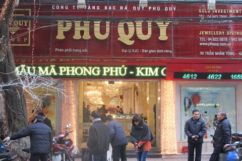 Doanh nghiệp vàng Phú Quý chuẩn bị mở cửa đón khách hàng đến giao dịch (Ảnh: Đức Duy/Vietnam+)
