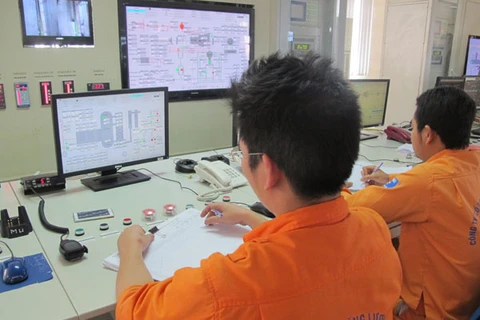 Nhân viên Hòa Phát đang theo dõi hệ thống điện phục vụ sản xuất (Ảnh: Đức Duy/Vietnam+)