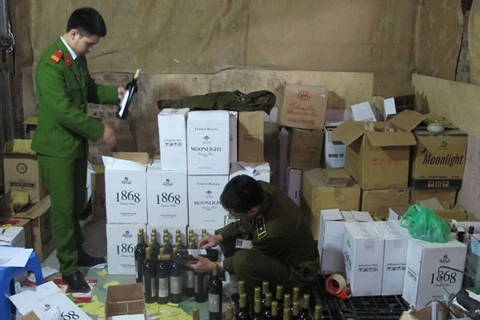 Rượu vang giả các thương hiệu nước ngoài bị lực lượng liên ngành quận Tây Hồ phát hiện trước Tết 2014 (Ảnh: Đức Duy/Vietnam+)