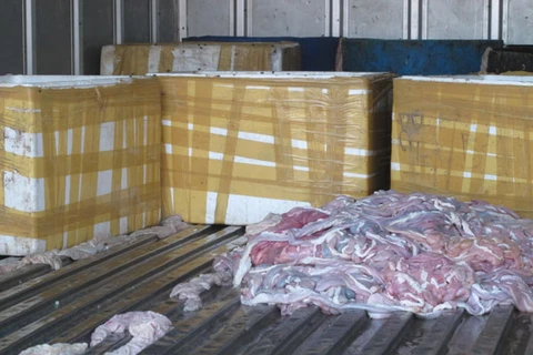 Hơn 4 tạ lòng lợn đang bốc mùi hôi thối bị lực lượng liên ngành quận Hai Bà Trưng bắt giữ trên đường vận chuyển (Ảnh: Đức Duy/Vietnam+)