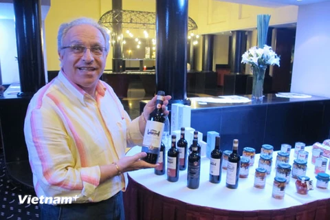 Ông Gioacchino Russo, Phó Giám đốc Công ty quốc tế Cosmos đang giới thiệu hương vị ẩm thực và các loại đồ uống của Itay (Ảnh: Đức Duy/Vietnam+)