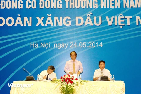 Hội đồng quản trị Tập đoàn Xăng dầu Việt Nam đang phổ biến về chương trình của đại hội cổ đông (Ảnh: Đức Duy/Vietnam+)