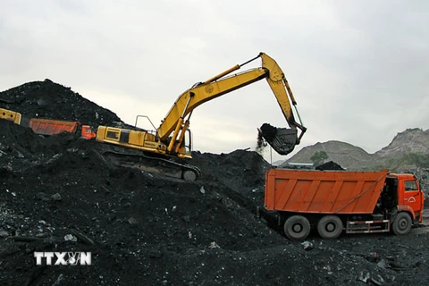 Khai thác than phục vụ sản xuất và xuất khẩu (Ảnh: TTXVN)