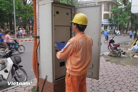 Cán bộ Tổng công ty điện lực Hà Nội đang kiểm tra các trạm biến áp nhằm đảm bảo cấp điện an toàn và ổn định (Ảnh: Đức Duy/Vietnam+)