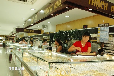 Doanh nghiệp kinh doanh vàng tại thị trường Thành phố Hồ Chí Minh chuẩn bị mở cửa bán hàng (Ảnh: TTXVN)