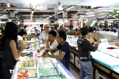 Giao dịch vàng miếng tại thị trường Thành phố Hồ Chí Minh (Ảnh: TTXVN)