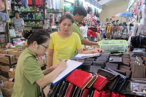 Hà Nội: Ký cam kết không kinh doanh hàng lậu tại chợ Đồng Xuân 
