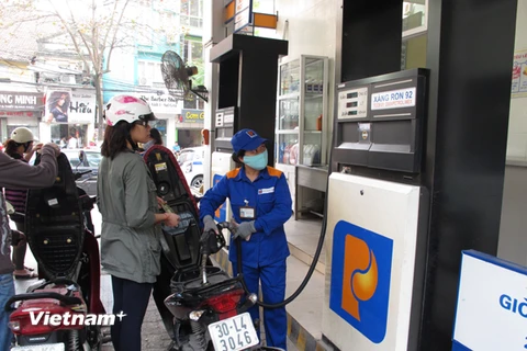 Giá xăng RON 92 tại Petrolimex giảm 550 đồng mỗi lít kể từ 18 giờ