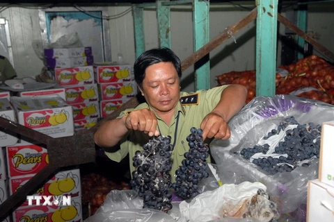 Thị trường Tết ở Hà Nội: Hàng hết hạn nhiều, thực phẩm bẩn tràn lan