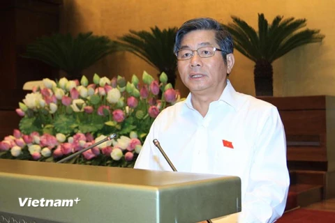 Bộ trưởng Bộ Kế hoạch và Đầu tư Bùi Quang Vinh đang trả lời trước Quốc hội (Ảnh: Vietnam+)