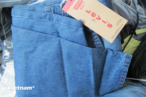 Những chiếc quần Jean trôi nổi sau khi thay thế nhãn gốc sẽ biến thành hàng Thái Lan, Hàn Quốc (Ảnh: Đức Duy/Vietnam+)