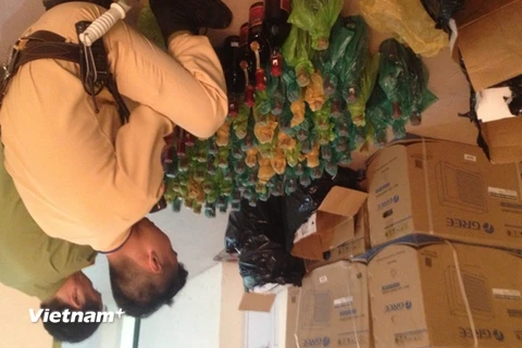 Lực lượng công an và quản lý thị trường Hà Nội đang kiểm tra số rượu ngoại tạm giữ (Ảnh: Đức Duy/Vietnam+)