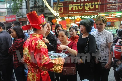 Giao dịch vàng miếng trên phố Trần Nhân Tông, Hà Nội trong ngày Thần Tài (Ảnh: PV/Vietnam+)