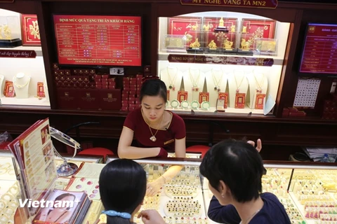 Khách hàng đang giao dịch vàng miếng (Ảnh: PV/Vietnam+)