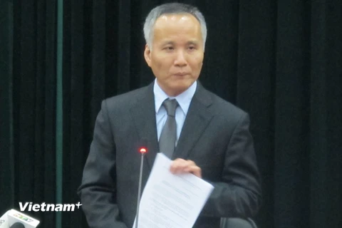 Thứ trưởng Bộ Công Thương Trần Quốc Khánh đang giải thích về TPP (Ảnh: Đức Duy/Vietnam+)