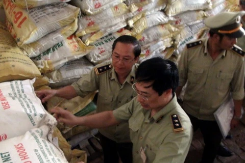Chi cục Quản lý thị trường tỉnh Quảng Nam kiểm tra, kiểm soát chống sản xuất kinh doanh phân bón giả (Ảnh: Đỗ Trưởng/TTXVN)