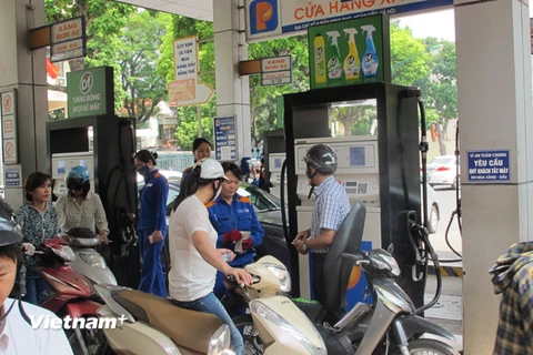 Nhân viên Petrolimex đang bán xăng cho khách hàng (Ảnh: Đức Duy/Vietnam+)