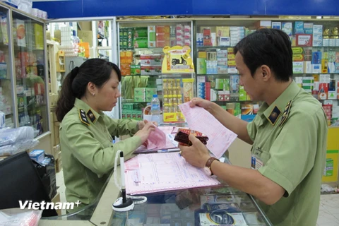 Lực lượng QLTT Hà Nội đang tiến hành kiểm tra việc kinh doanh thuốc tân dược trên địa bàn (Ảnh: Xuân Quảng/Vietnam+)