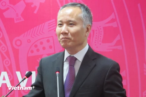 Thứ trưởng Bộ Công Thương Trần Quốc Khánh đang phổ biến về các hiệp định thương mại tự do mà Việt Nam vừa ký kết (Ảnh: Đức Duy/Vietnam+)