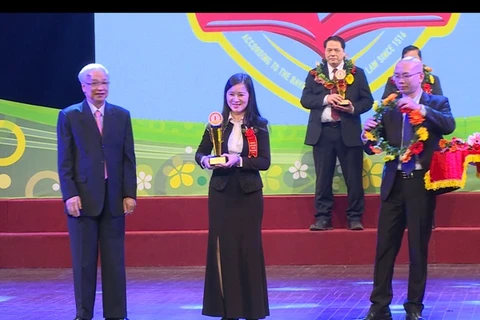 Bà Trần Thị Ngọc Bích, Phó Tổng Giám đốc Tập đoàn Hương Sen lên nhận giải thưởng "Top 10 Thực phẩm Tốt nhất Việt Nam" cho nhãn hàng nước chanh leo Pushmax 