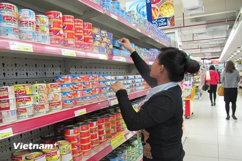 Song song với hàng Việt Nam, nhiều kệ hàng tại siêu thị Aeon cũng có thêm hàng ngoại để người tiêu dùng lựa chọn (Ảnh: Đức Duy/Vietnam+)