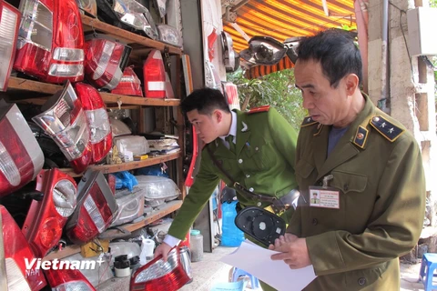 Lực lượng liên ngành quận Hai Bà Trưng đang kiểm tra các cửa hàng bán phụ tùng ôtô quanh khu vực chợ Hòa Bình (Ảnh: Đức Duy/Vietnam+)