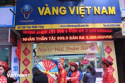 Khách hàng đang giao dịch vàng miếng trên phố Trần Nhân Tông, Hà Nội (Ảnh: Đức Duy/Vietnam+)