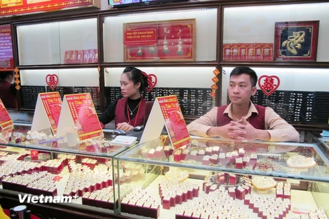 Nhân viên kinh doanh của Công ty Bảo Tín Minh Châu đang chuẩn bị cho ngày Thần Tài (Ảnh: Đức Duy/Vietnam+)