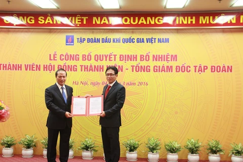 Thứ trưởng Bộ Công Thương, Cao Quốc Hưng trao quyết định bổ nhiệm Tổng Giám đốc PVN cho ông Nguyễn Vũ Trường Sơn (Ảnh: PVN)