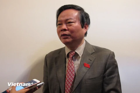 Ông Phùng Quốc Hiển, Chủ nhiệm Ủy ban Tài chính-Ngân sách của Quốc hội đang trao đổi với báo chí (Ảnh: Đức Duy/Vietnam+)