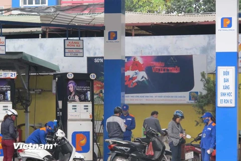 Các cửa hàng của Petrolimex triển khai bán xăng sinh học E5. (Nguồn: Đức Duy/Vietnam+)