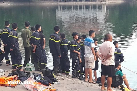 Chiều 3/6, nhiều người đi đường đã bàng hoàng khi phát hiện một thanh niên nhảy xuống hồ Thiền Quang rồi không thấy nổi lên. (Ảnh: PV/Vietnam+)