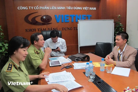 Đoàn liên ngành Hà Nội trong một lần kiểm tra tại Công ty cổ phần Liên Minh Tiêu dùng Việt Nam. (Ảnh: Đức Duy/Vietnam+)