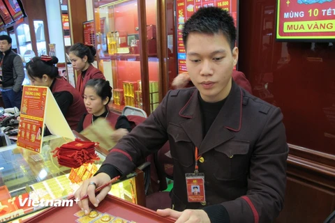 Nhân viên kinh doanh của Công ty Bảo Tín Minh Châu đang chuẩn bị giao dịch. (Ảnh: Đức Duy/Vietnam+)