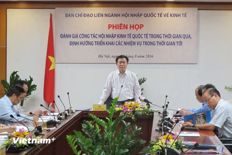 Phó Thủ tướng Vương Đình Huệ làm việc với Bộ Công Thương về công tác hội nhập kinh tế. (Ảnh: Đức Duy/Vietnam+)
