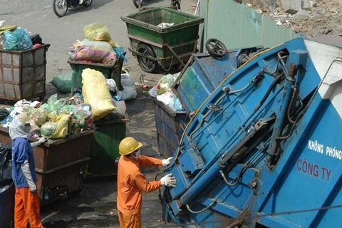 Hoạt động thu gom rác thải của Công ty môi trường. (Ảnh: TTXVN)
