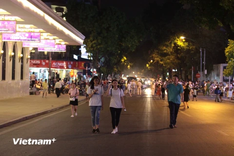 Tuyến phố đi bộ quanh Hồ Hoàn Kiếm trong ngày đầu tiên thực hiện. (Ảnh: Minh Sơn/Vietnam+)