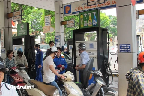 Khách hàng đang mua xăng tại hệ thống cửa hàng trực thuộc Petrolimex. (Ảnh: Đức Duy/Vietnam+)