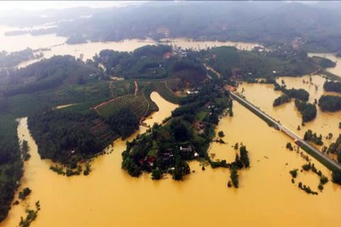 Lũ lụt nghiêm trọng tại "rốn lũ" Hương Khê, tỉnh Hà Tĩnh nhìn từ trên cao. (Ảnh: TTXVN)