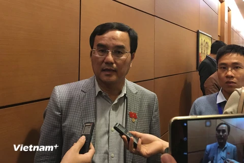 Ông Dương Quang Thành, Chủ tịch Tập đoàn Điện lực Việt Nam đang trao đổi với phóng viên. (Ảnh: Đức Duy/Vietnam+)