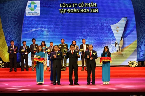 Phó Thủ tướng Trương Hòa Bình và Bộ trưởng Công Thương Trần Tuấn Anh trao chứng nhận doanh nghiệp có sản phẩm đạt Thương hiệu Quốc gia 2016 cho ông Vũ Văn Thanh - Phó Tổng Giám đốc Tập đoàn Hoa Sen. (Ảnh: BTC)